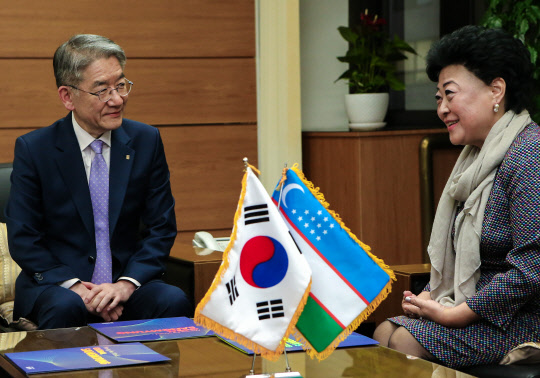 상명대학교는 15일 백웅기 총장이 우즈베키스탄 유아교육부 신 아레피나 장관의 방문을 맞아 간담회를 가졌다고 밝혔다. 우즈베키스탄 장관 일행은 상명대 부속 유치원을 방문해 시설과 교육시스템을 살펴봤다. 백웅기 총장(왼쪽)과 신 아레피나 장관이 담소를 나누고 있다. 상명대 제공